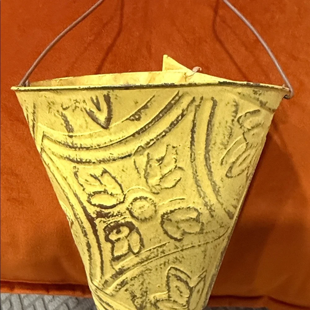 Embossed Door basket Cottage Metal Wall Bucket Pocket/Garden pail flower Holder